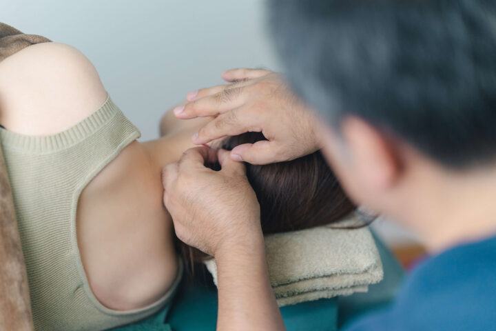 鍼治療<br>(痛みと可動域を改善させます)