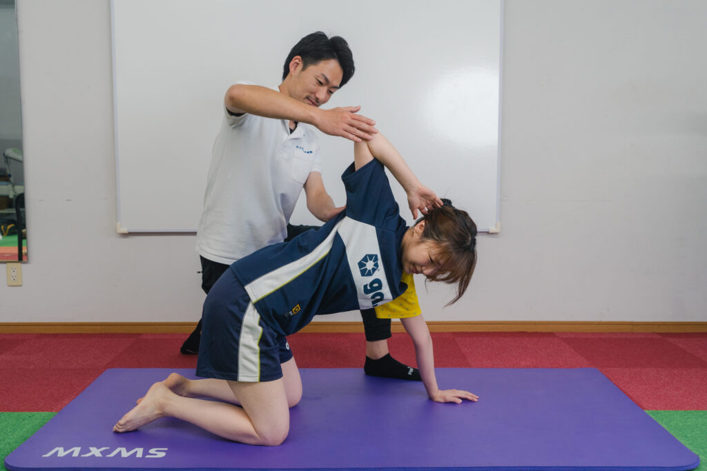理学療法士と行う肩や背中の動きの練習