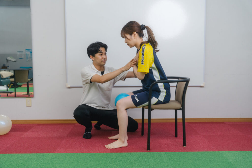 理学療法士と椅子からの立ち上がり動作を練習する様子