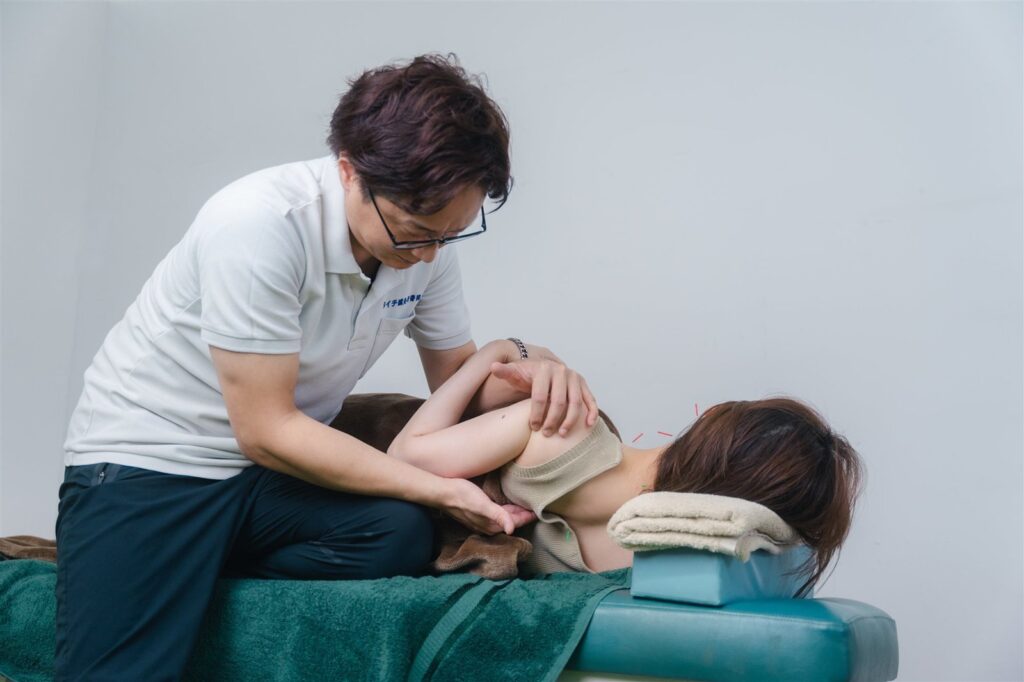 肩から腕にかけての施術