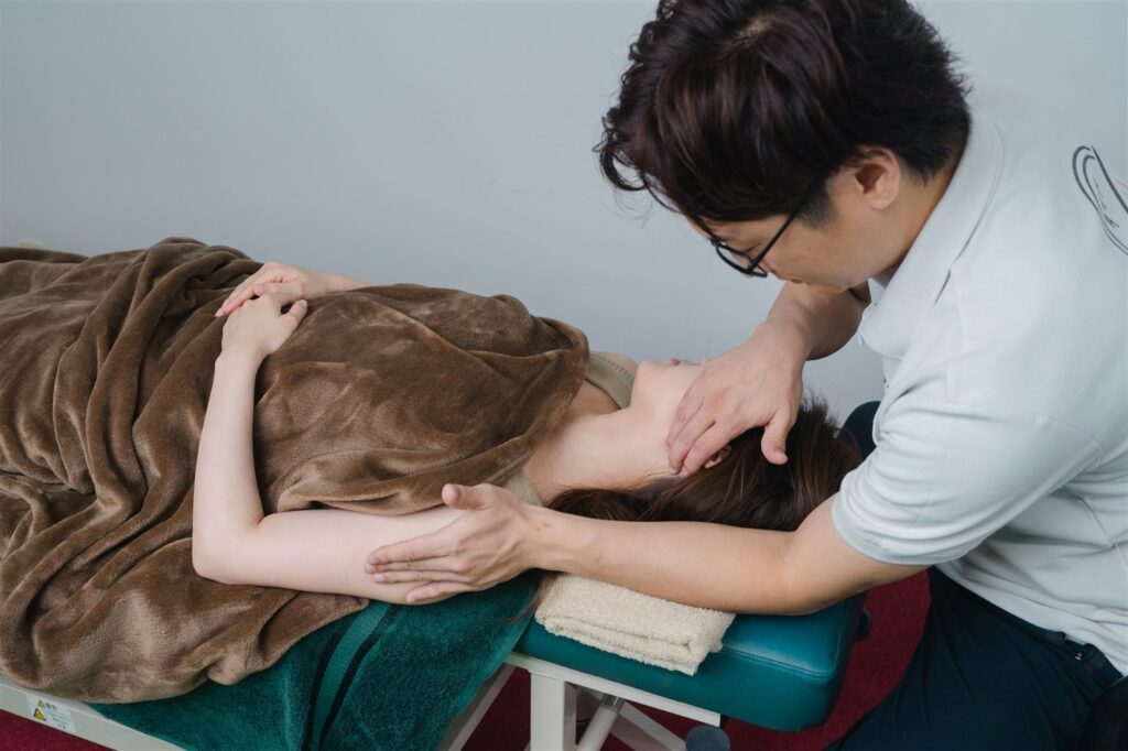 肩まわりの動きを出す施術