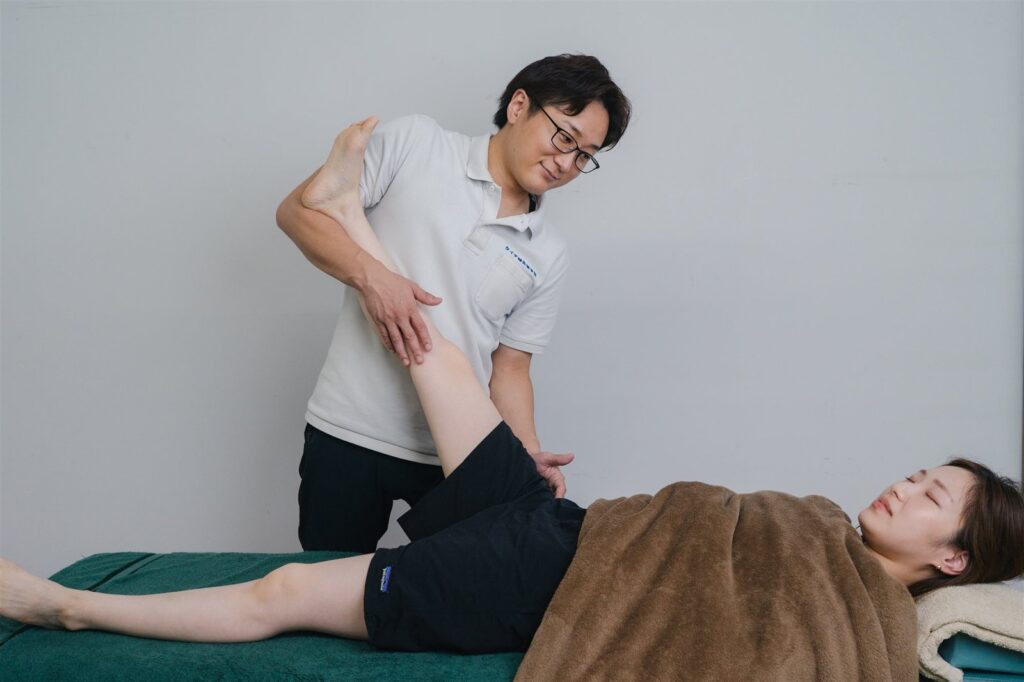 理学療法士による膝の曲げ伸ばしの確認