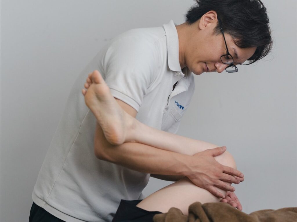 膝の痛む場所を触れて確かめる