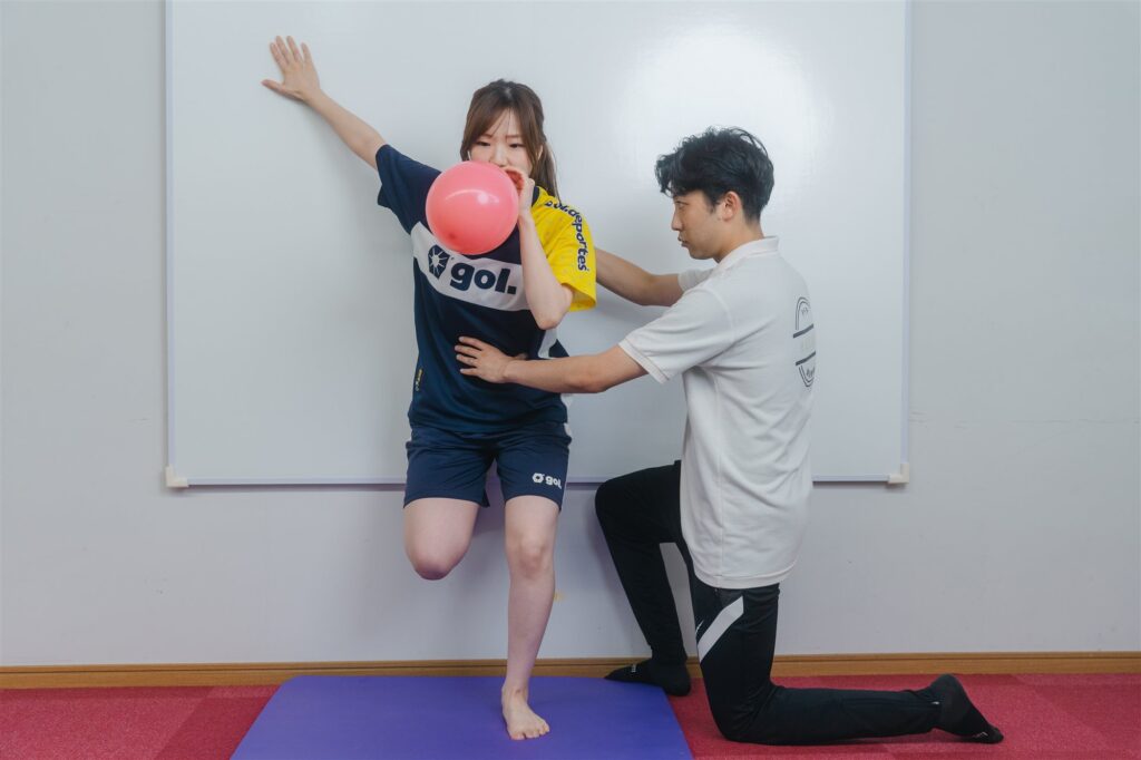 片足で膝をまっすぐ保つ練習