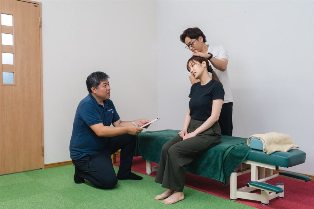 院長と理学療法士による姿勢の確認
